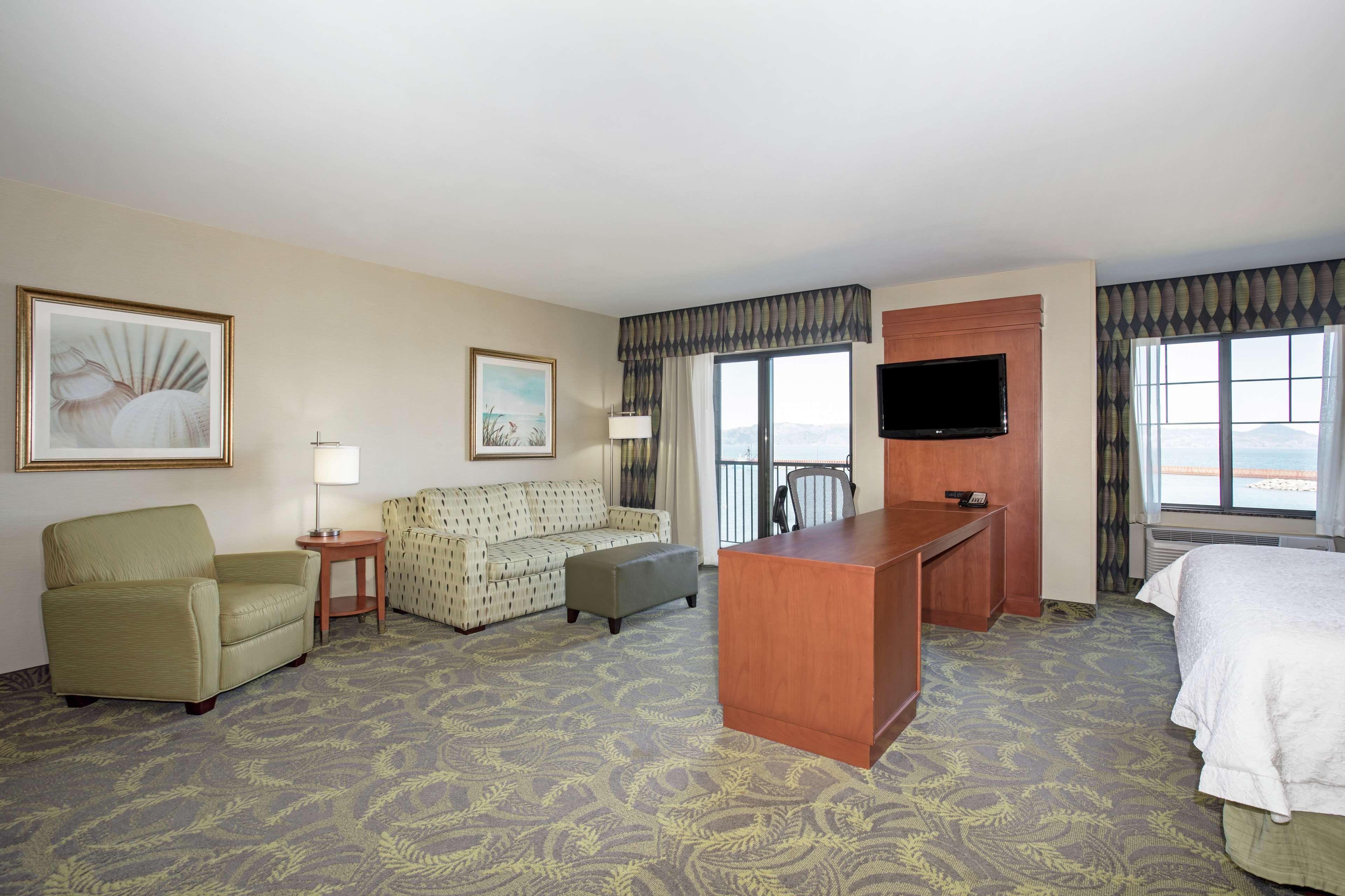 Hampton Inn & Suites Астория Экстерьер фото