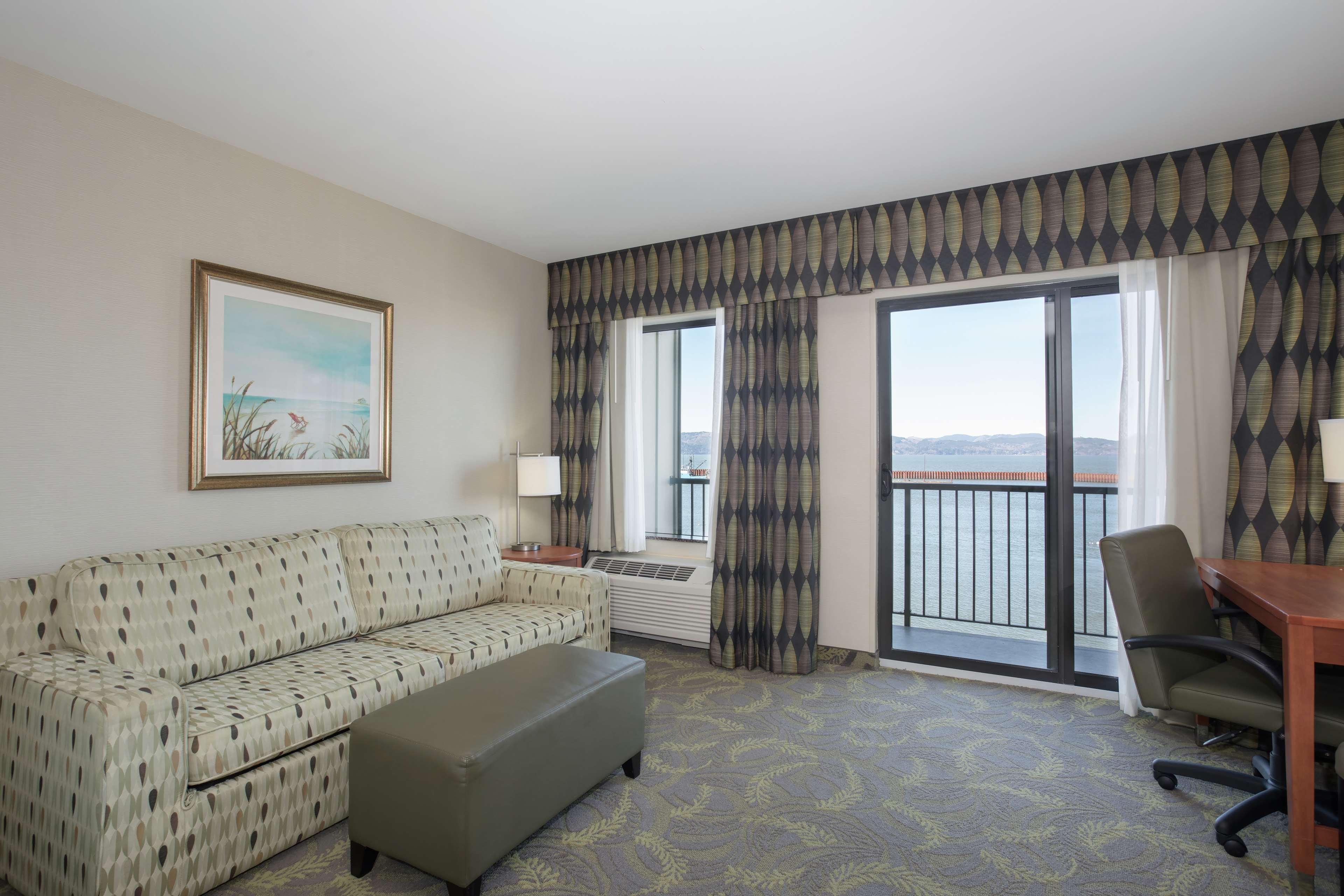Hampton Inn & Suites Астория Экстерьер фото