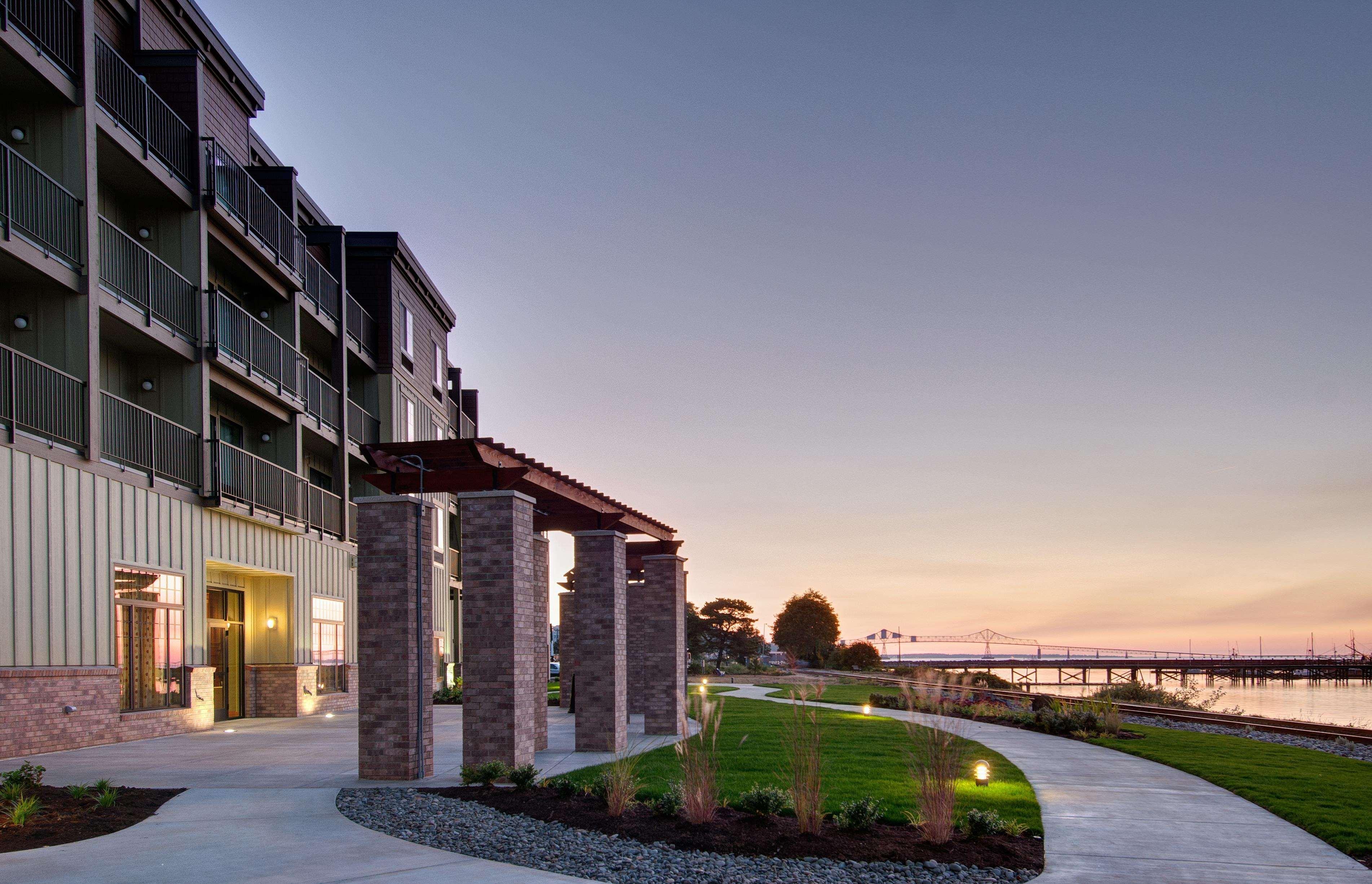 Hampton Inn & Suites Астория Экстерьер фото