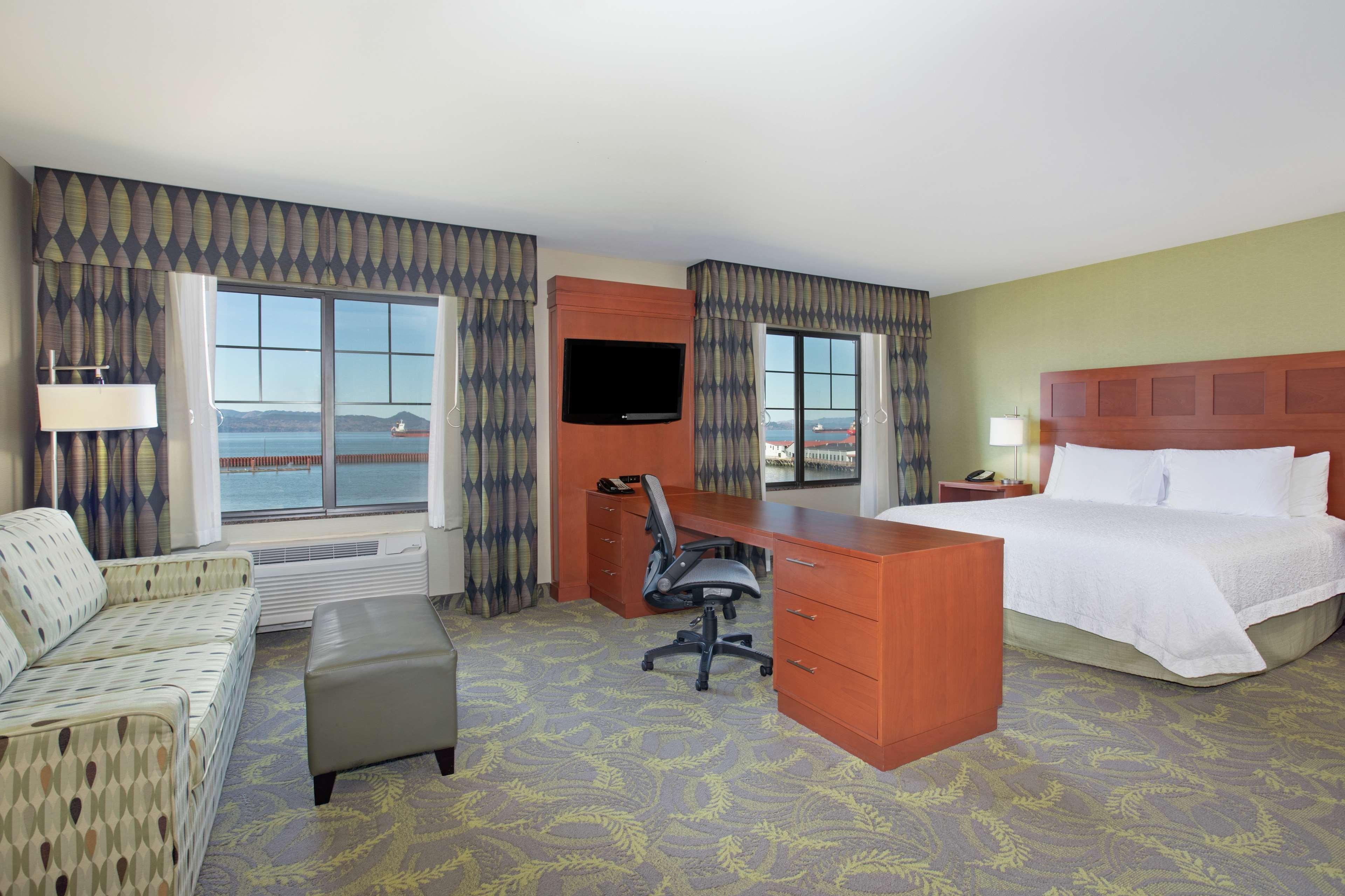 Hampton Inn & Suites Астория Экстерьер фото